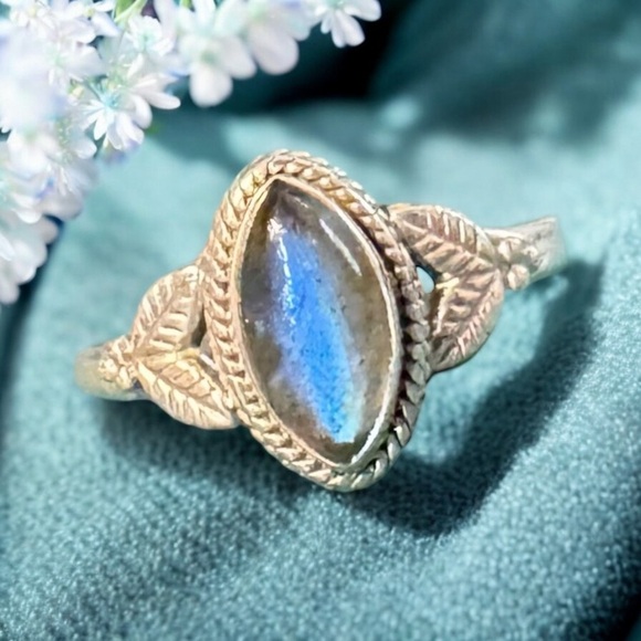 Labradorite Sterling Silver Ring (8.25) - Picture 3 of 7